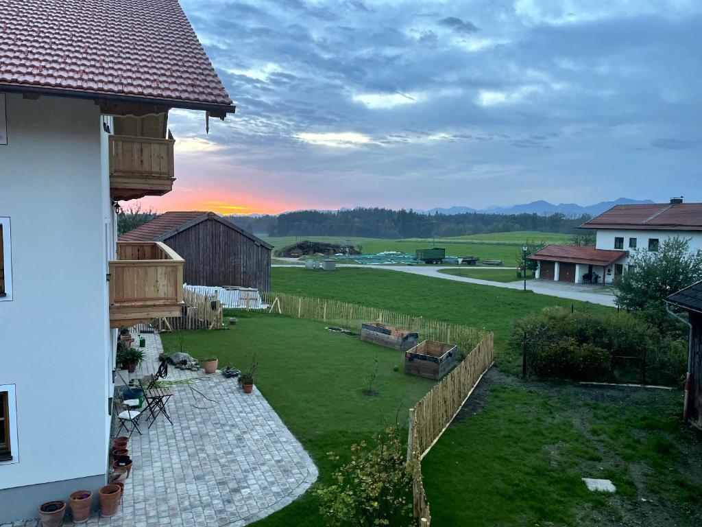 a view of the backyard of a house at Ferienwohnung Schmied von Almertsham in Höslwang