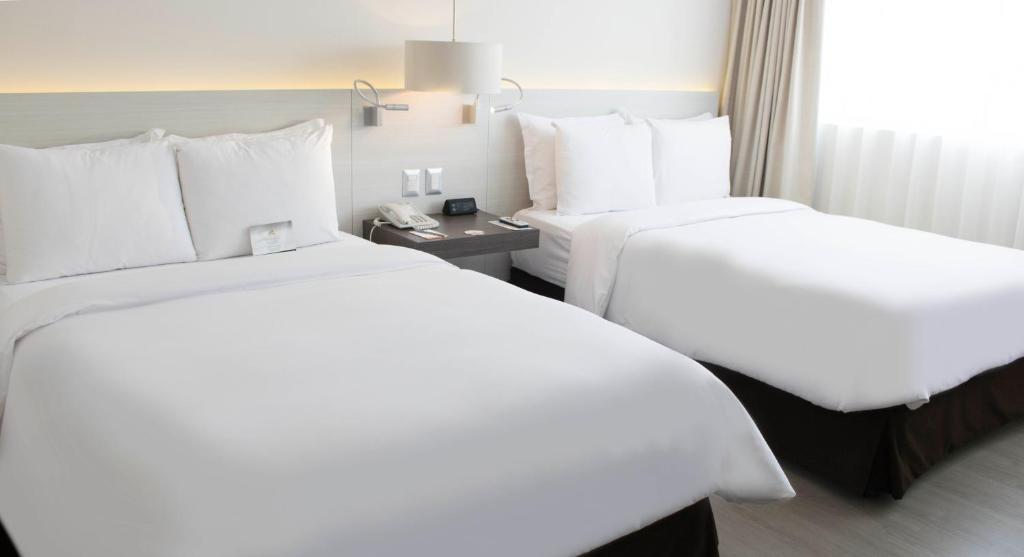 Postel nebo postele na pokoji v ubytování Sol de Oro Hotel & Suites