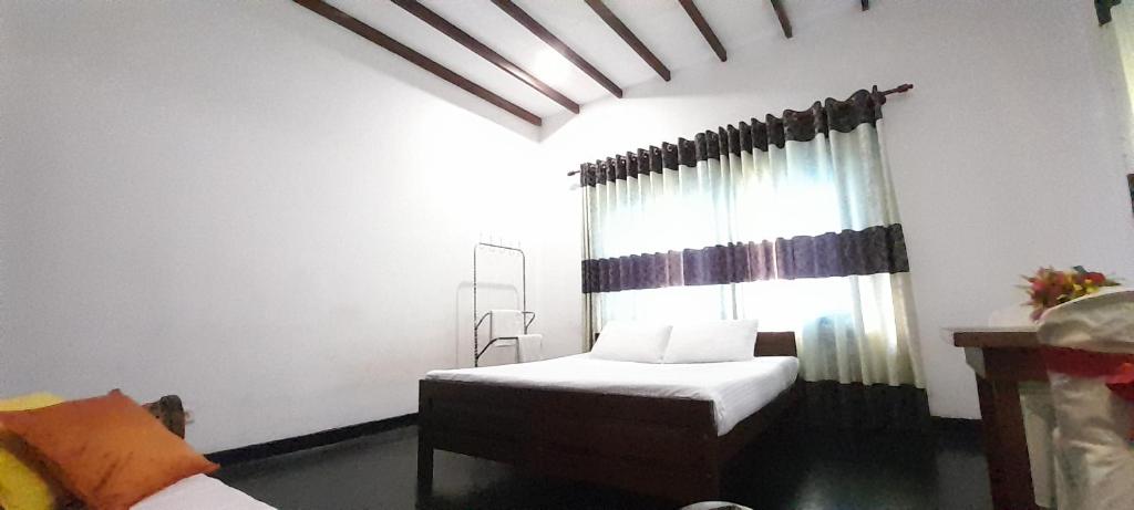 Postel nebo postele na pokoji v ubytování Isuru Holiday Inn