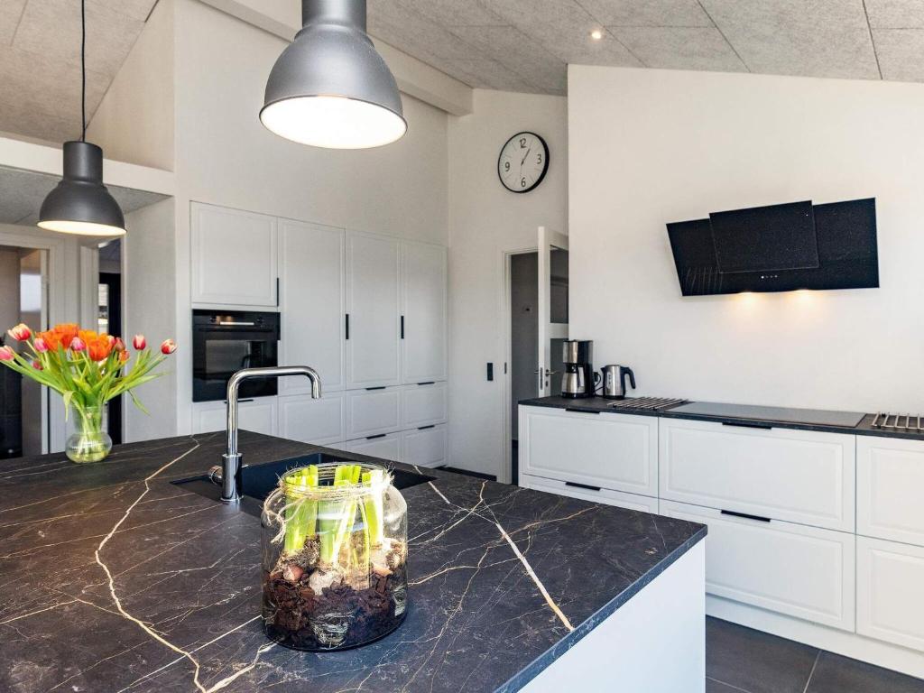 Kuchyň nebo kuchyňský kout v ubytování Holiday home Jerup LV