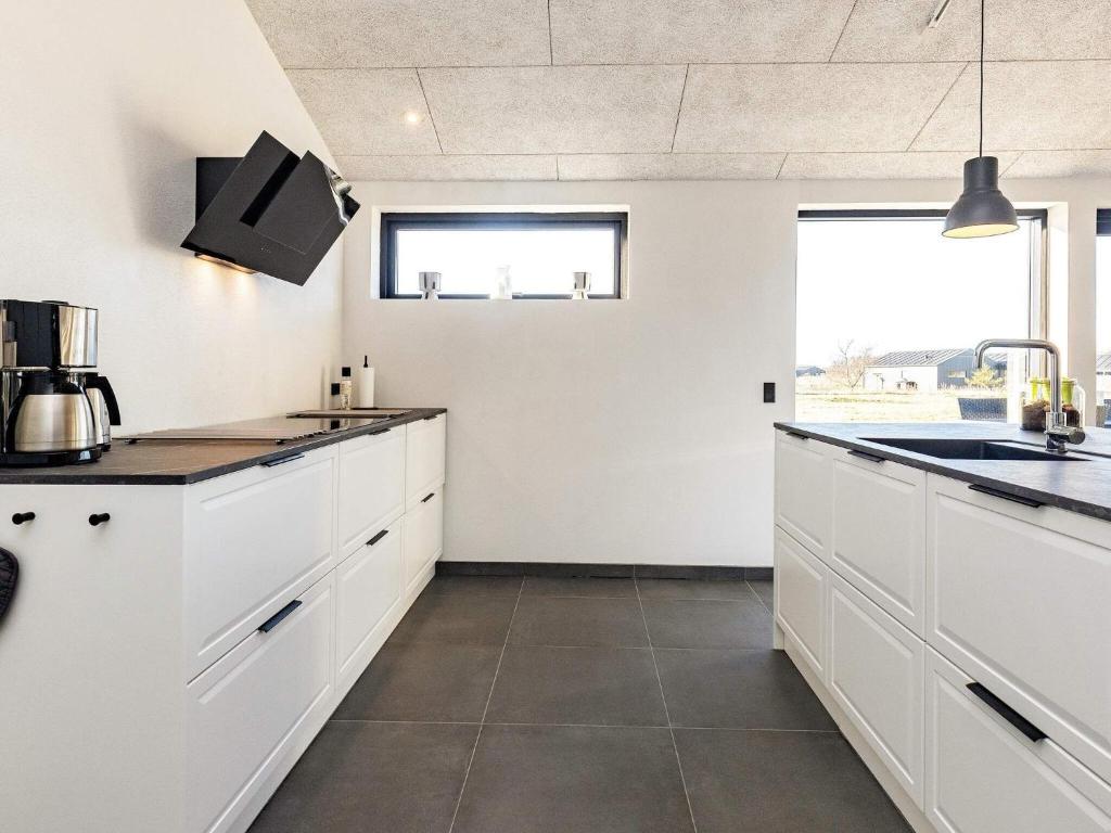 Kuchyň nebo kuchyňský kout v ubytování Holiday home Jerup LV