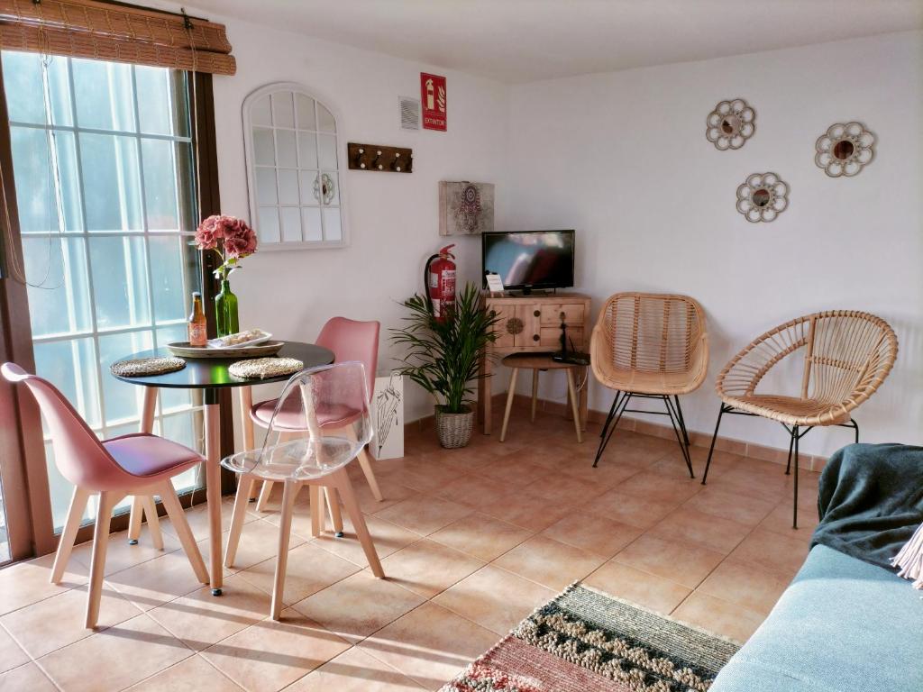 ein Wohnzimmer mit einem Tisch und Stühlen in der Unterkunft El Somadero B in Fuencaliente de la Palma