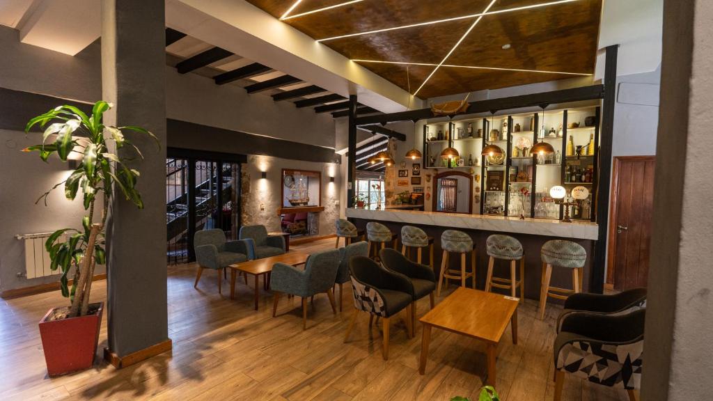 un bar en un restaurante con mesas y sillas en Los Espinillos Hotel y Spa en Villa Carlos Paz