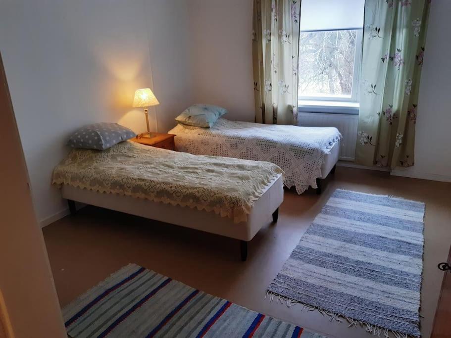 Säng eller sängar i ett rum på Willa Witsari 65m2 asunto
