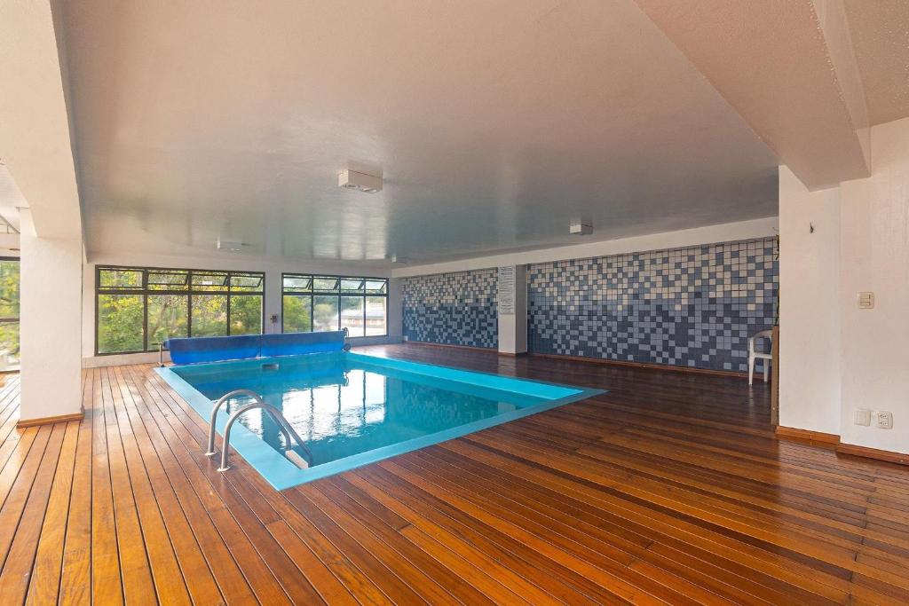 uma grande piscina num quarto grande em Rosa Edifício Mirante da Colina em Gramado