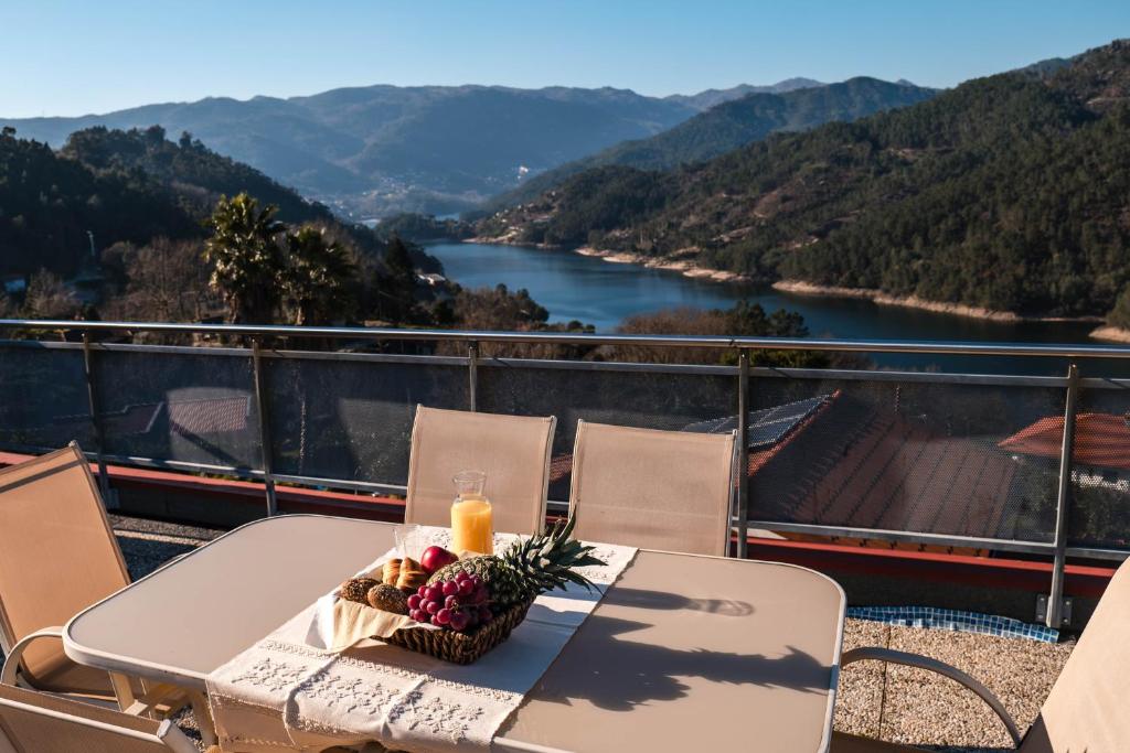 una mesa con una cesta de fruta en la parte superior de un balcón en Casa do Lagar, en Gerês