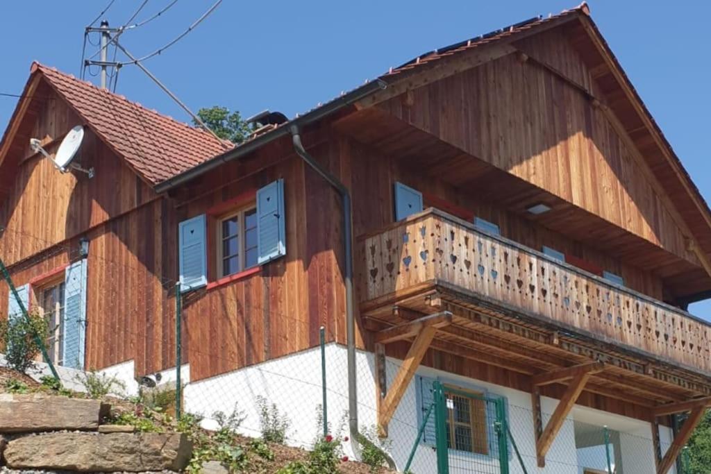 uma casa de madeira com uma varanda em cima em Ferienhaus Herk am Sulzerweg - Deutschlandsberg em Deutschlandsberg