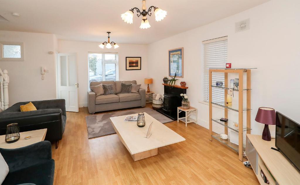 Posezení v ubytování Two bedroom townhouse in the heart of Dungarvan