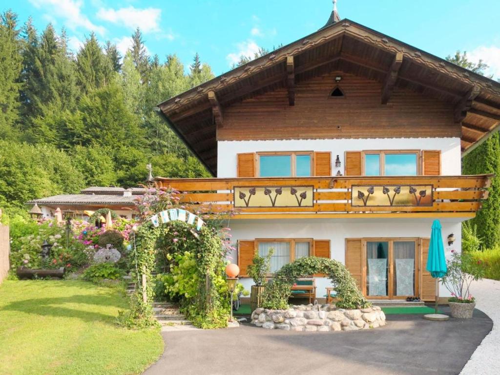 ein Haus in den Bergen mit Garten in der Unterkunft Ferienwohnung Schellander Privatstrand in Velden am Wörthersee