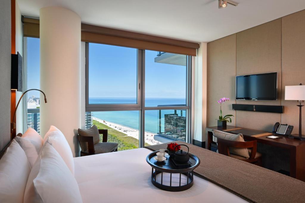 TV a/nebo společenská místnost v ubytování The Setai, Miami Beach
