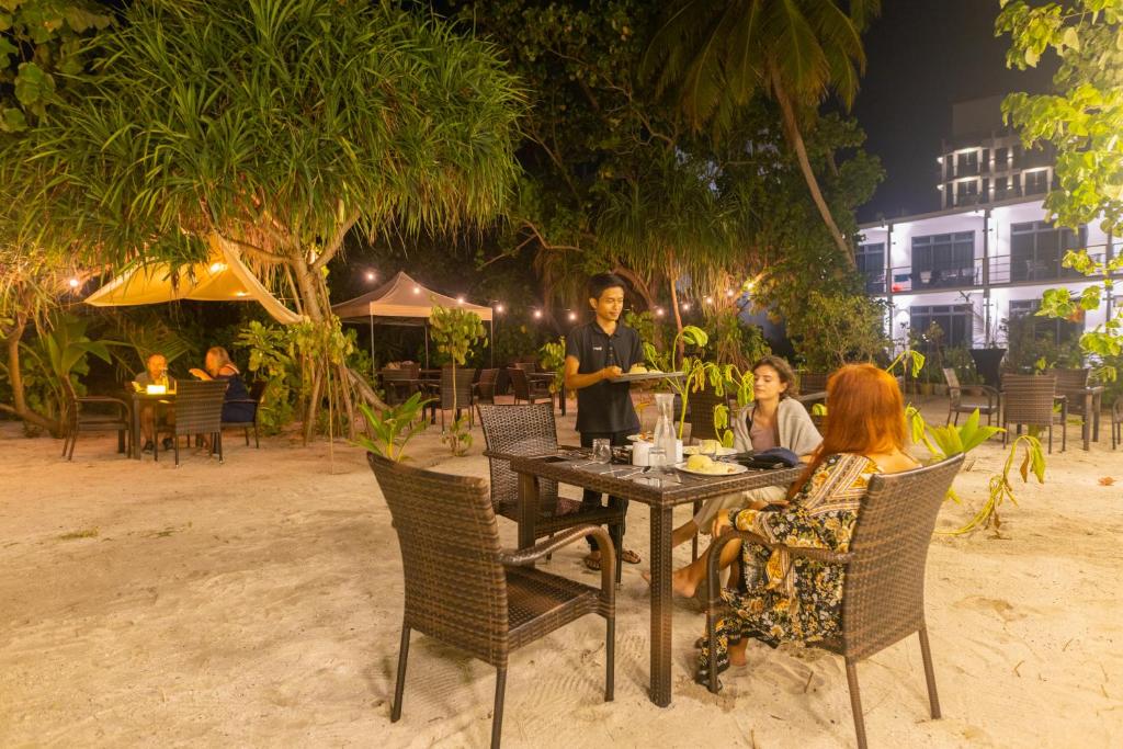 Restaurace v ubytování Atoll Residence Dhangethi