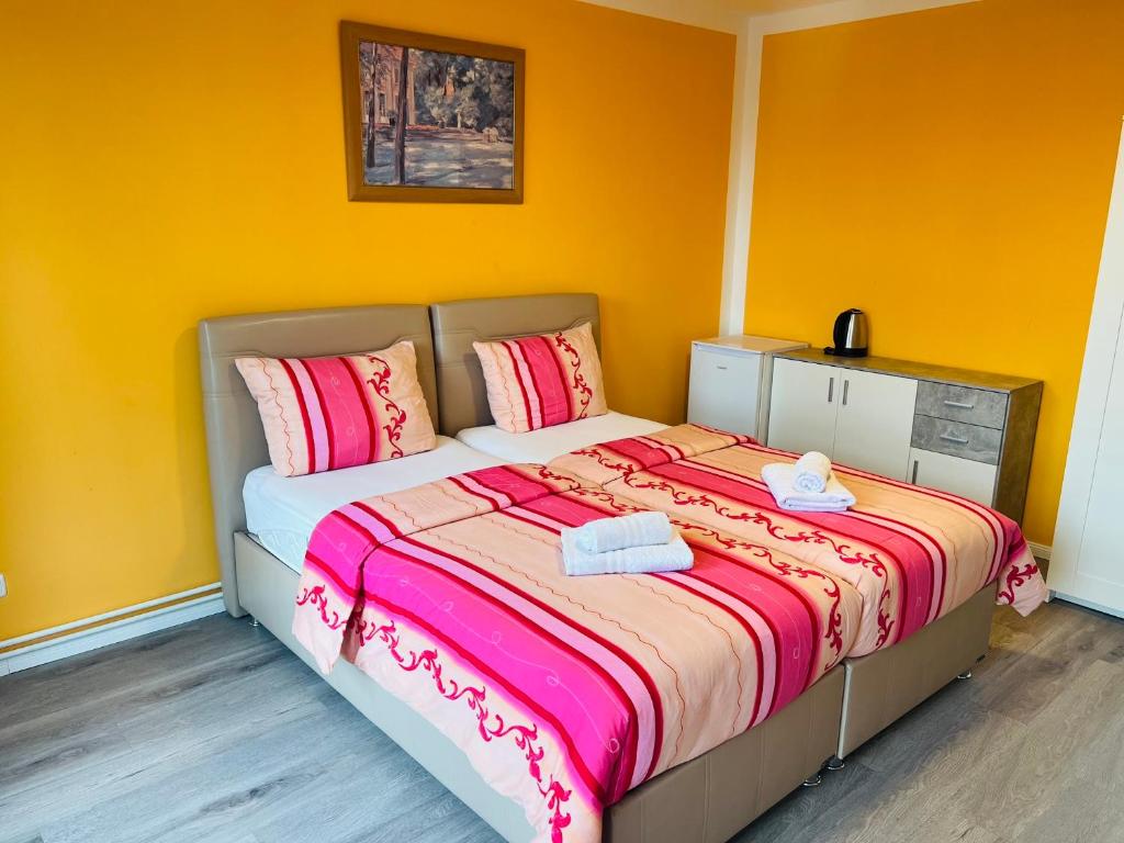 Postel nebo postele na pokoji v ubytování M&M Hotel - Wilhelmsburg