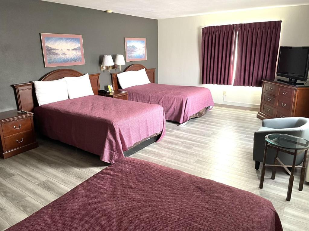 Postel nebo postele na pokoji v ubytování Downtown Inn