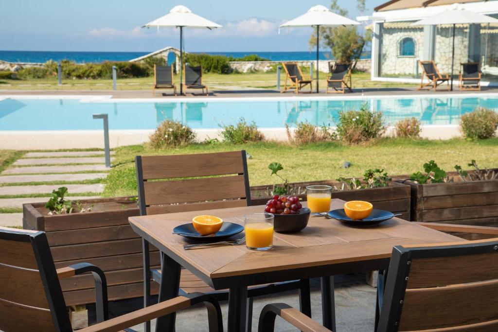 Bazén v ubytování Kyma Suites - adult only accommodation nebo v jeho okolí