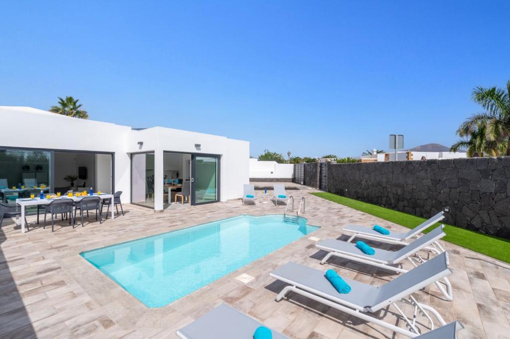Villa La Nueva by Villa Plus