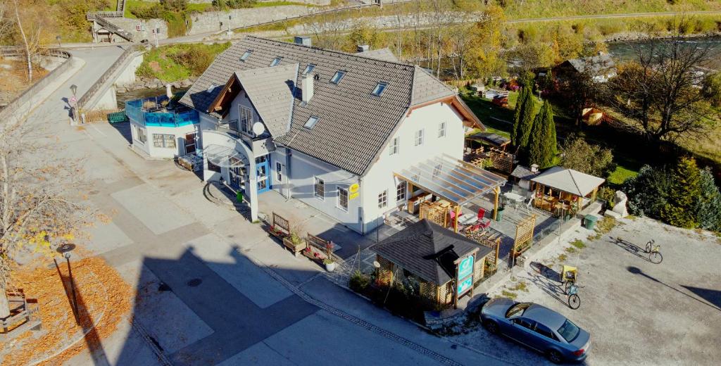 an overhead view of a house with a car parked in front at Gasthof zum Postwirt in Predlitz
