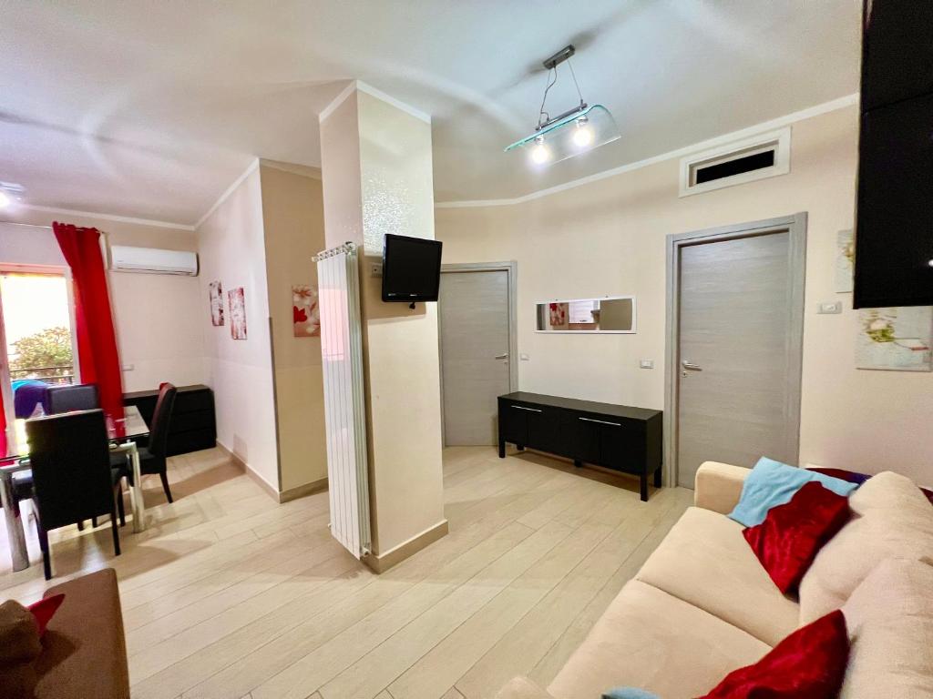 sala de estar con sofá y TV en Casa Riva Mare, en Riva Ligure