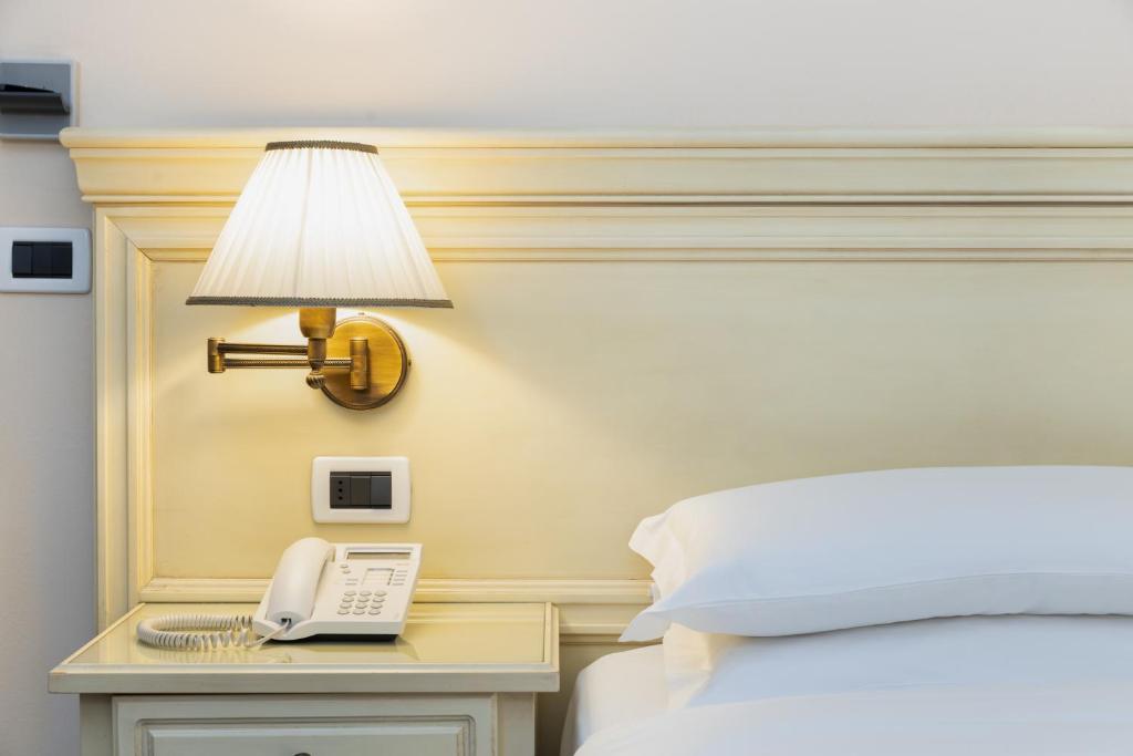 Postel nebo postele na pokoji v ubytování Hotel Alle Acque