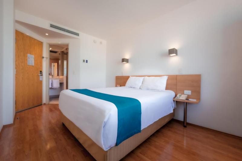 Postel nebo postele na pokoji v ubytování Sleep Inn Leon Antares