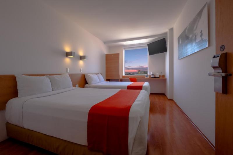 Postel nebo postele na pokoji v ubytování Sleep Inn Leon Antares