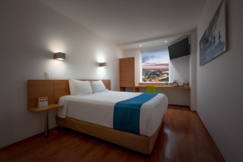 Postel nebo postele na pokoji v ubytování Sleep Inn Leon Antares