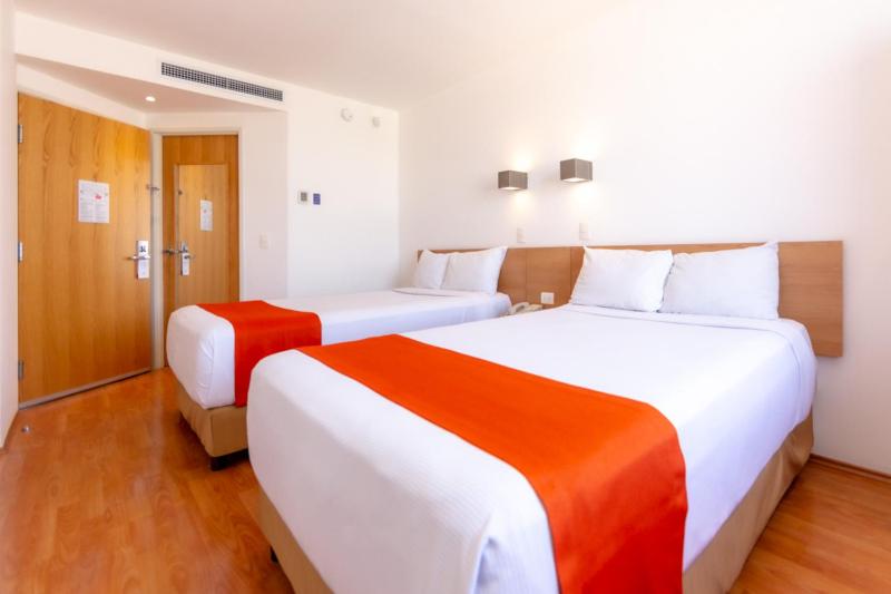 Postel nebo postele na pokoji v ubytování Sleep Inn Leon Antares
