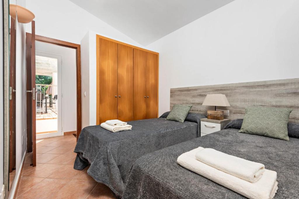 Postel nebo postele na pokoji v ubytování Villa Bini Xaloc by Villa Plus