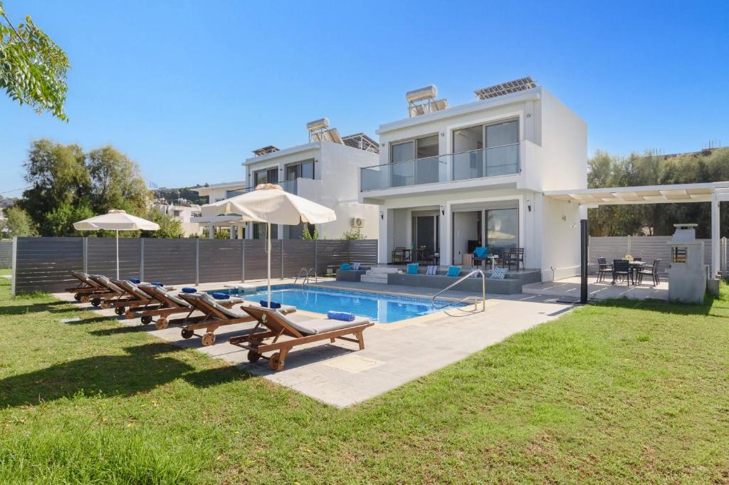 willa z basenem i domem w obiekcie Villa Rhodes Sea View II by Villa Plus w miejscowości Ixiá