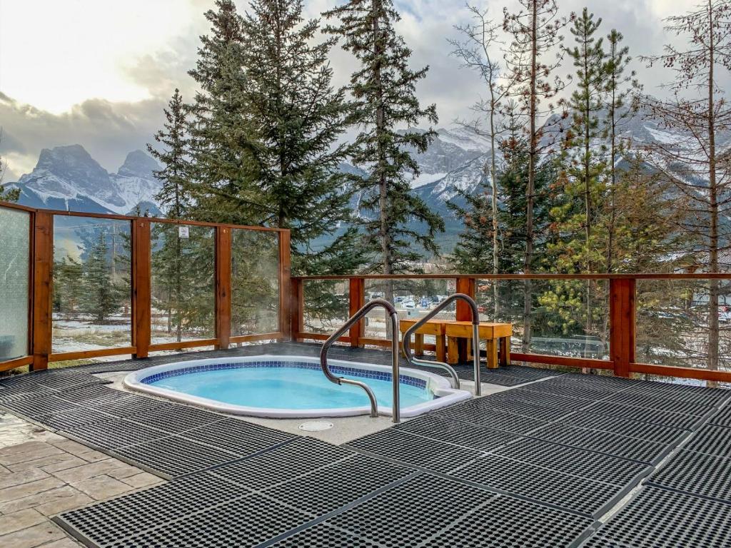 Inviting Rocky Mountain HOT TUB in Top Rated Condo managed by Little Sister Getaways - Resim 9
