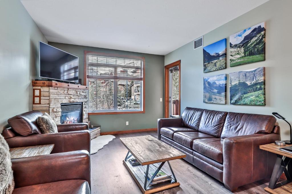 Inviting Rocky Mountain HOT TUB in Top Rated Condo managed by Little Sister Getaways - Resim 14