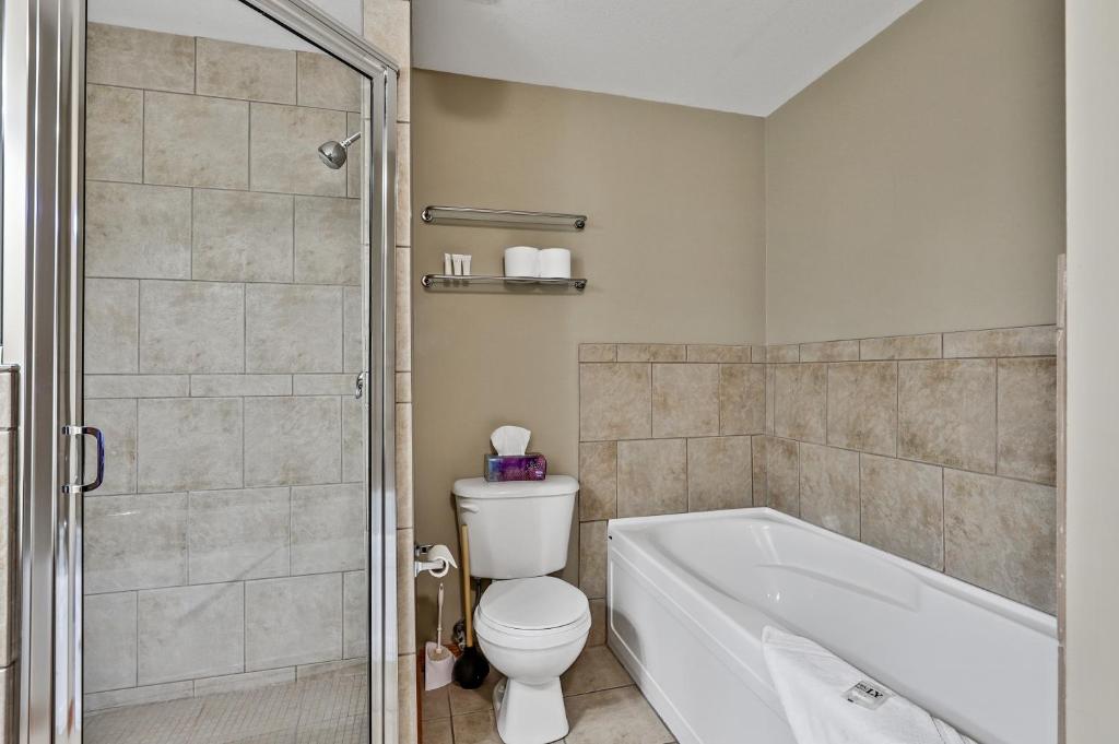 Inviting Rocky Mountain HOT TUB in Top Rated Condo managed by Little Sister Getaways - Resim 18