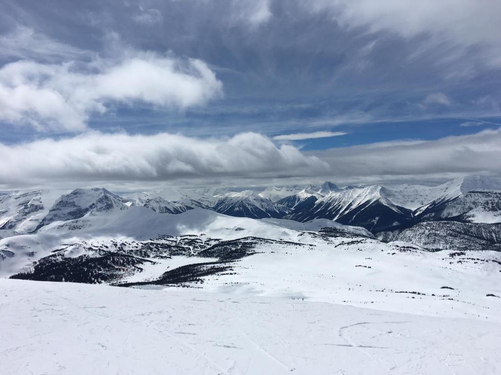 Inviting Rocky Mountain HOT TUB in Top Rated Condo managed by Little Sister Getaways - Resim 31