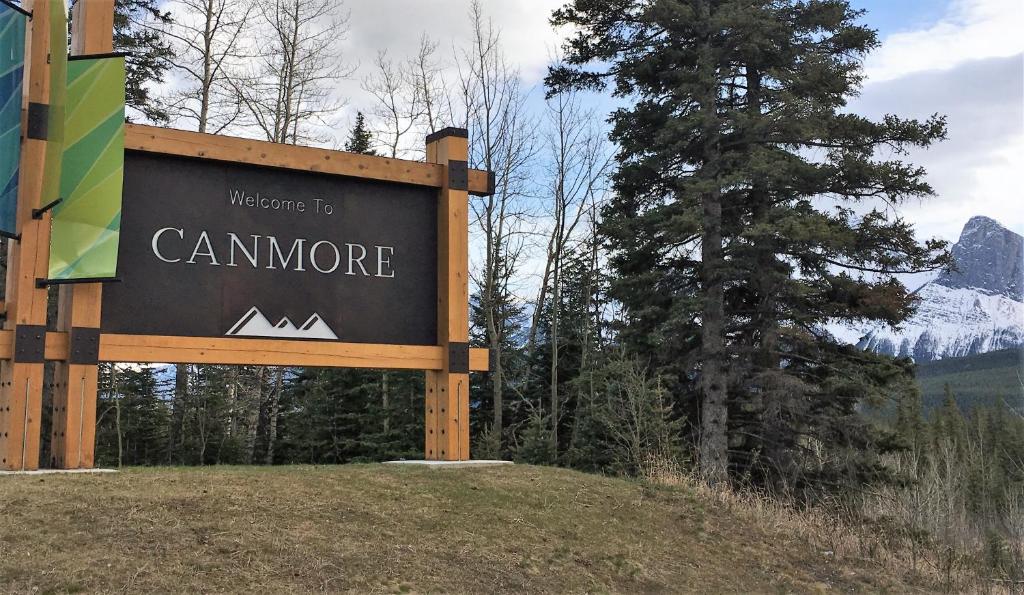 Inviting Rocky Mountain HOT TUB in Top Rated Condo managed by Little Sister Getaways - Resim 30