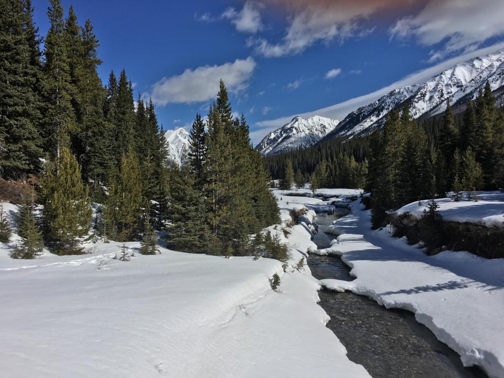 Inviting Rocky Mountain HOT TUB in Top Rated Condo managed by Little Sister Getaways - Resim 29