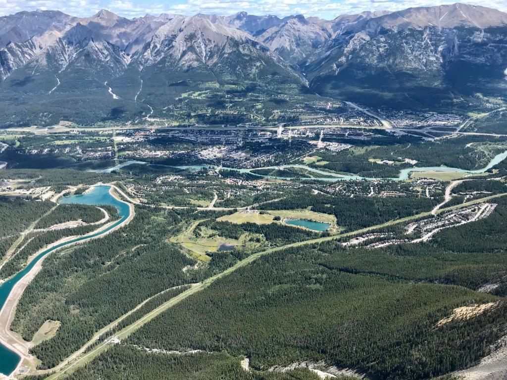 Inviting Rocky Mountain HOT TUB in Top Rated Condo managed by Little Sister Getaways - Resim 35