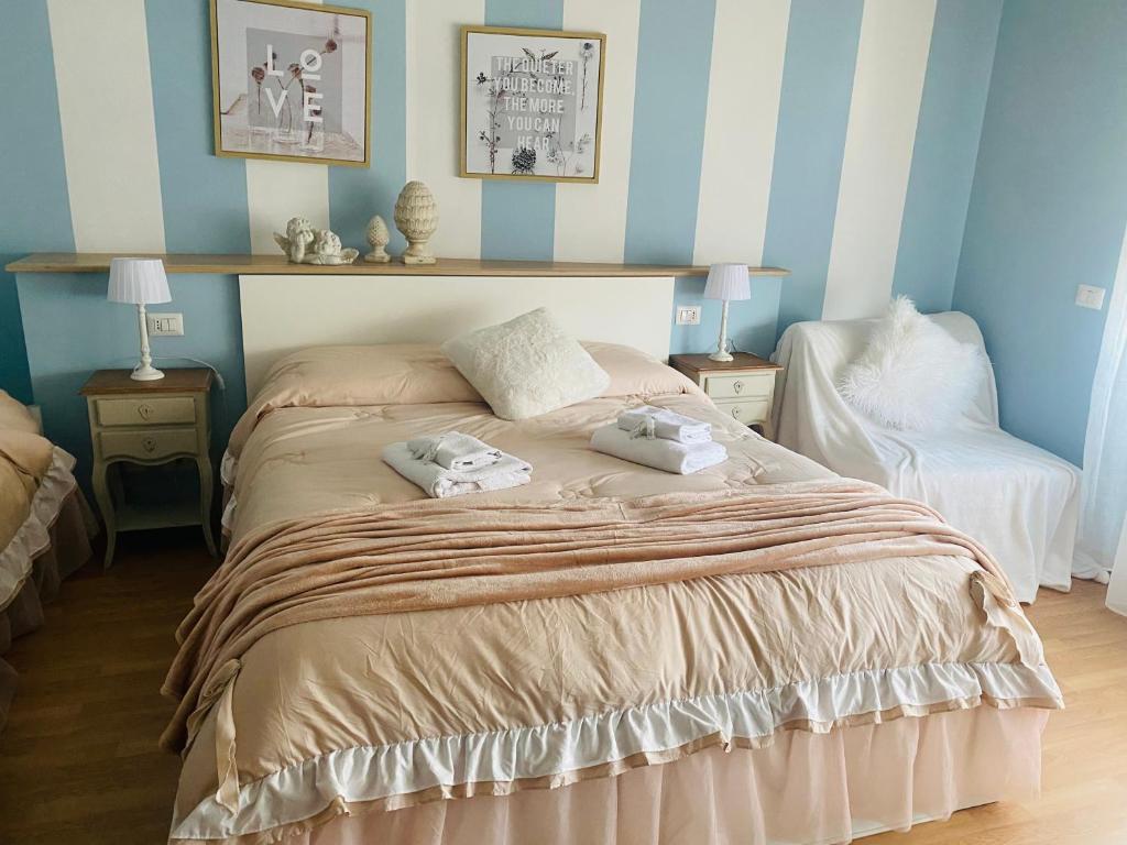 una camera da letto con un letto e due asciugamani di Mami Guest House Rome a Roma