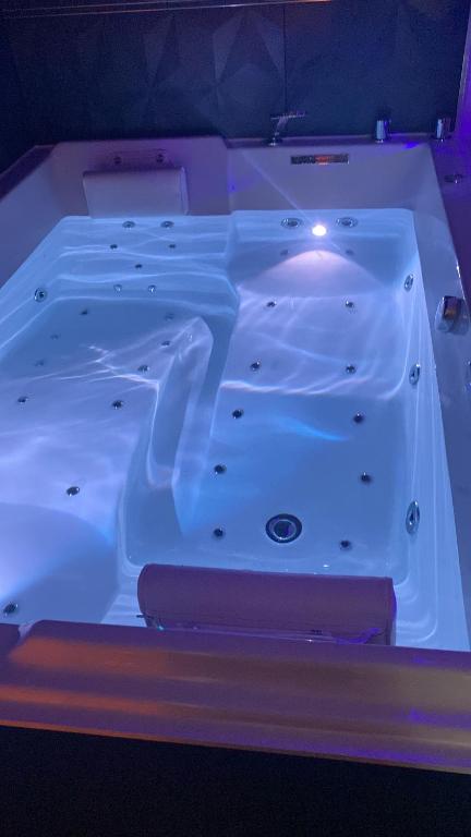 Fotografia z galérie ubytovania Privilège Spa, jacuzzi & Sauna v destinácii Varois-et-Chaignot