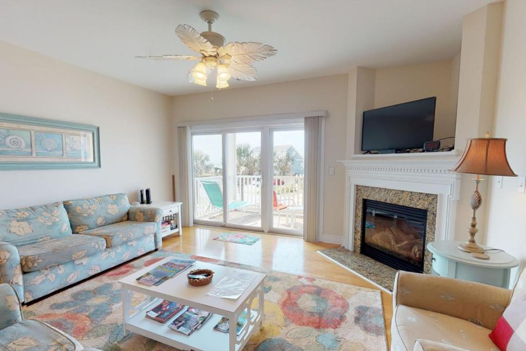 TV a/nebo společenská místnost v ubytování Beats Working By Oak Island Accommodations