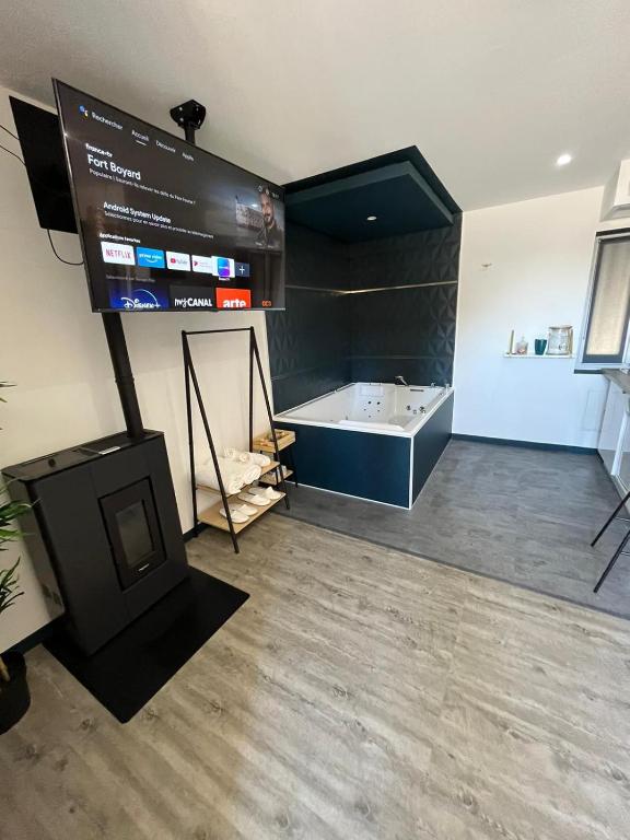 Televízia a/alebo spoločenská miestnosť v ubytovaní Privilège Spa, jacuzzi & Sauna