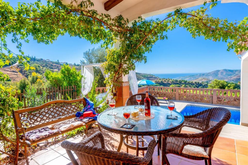 d'une terrasse avec une table et des chaises offrant une vue. dans l'établissement Villa Piedras Blancas by Villa Plus, à Frigiliana