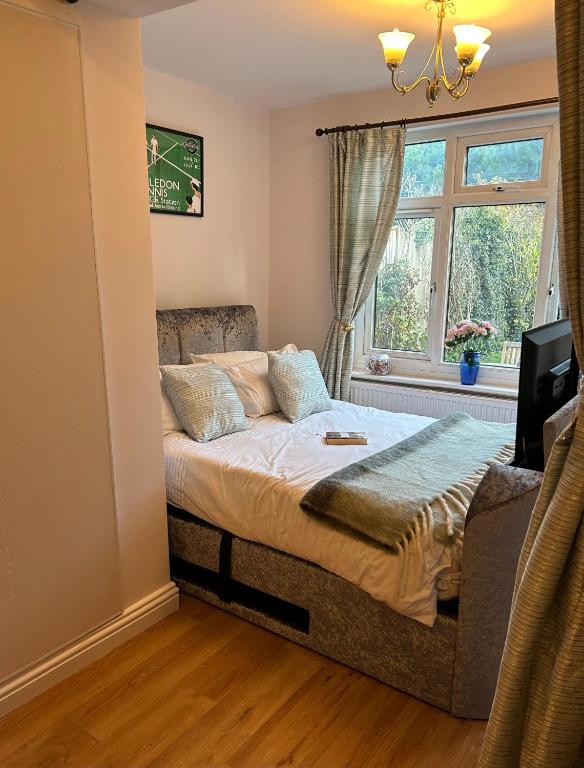 Lovely garden apartment in Wimbledon Town Centre with private parking by Wimbledon Holiday Lets - Studio With Garden View