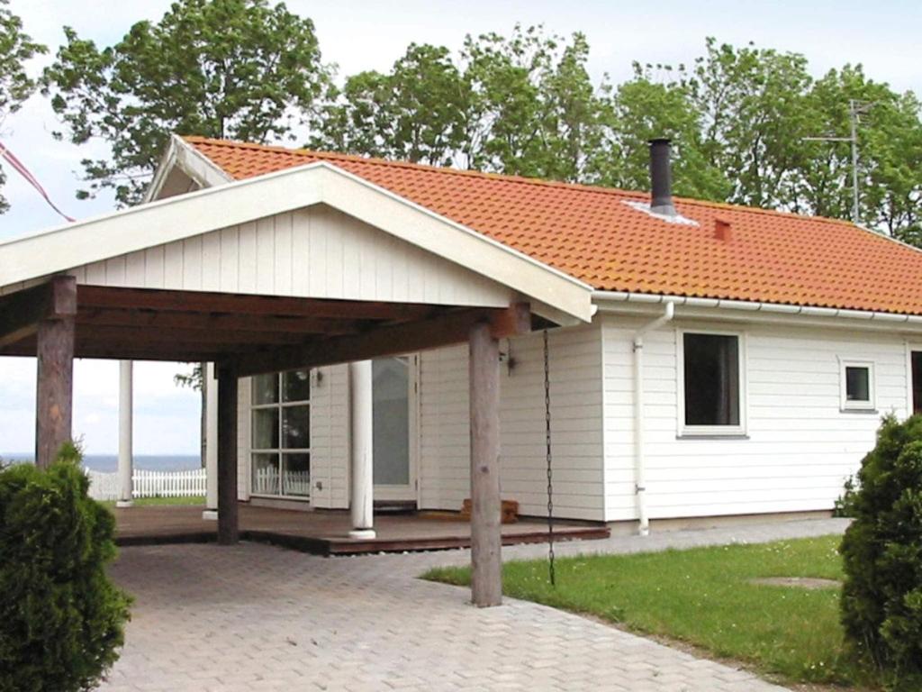 TogeholtにあるTwo-Bedroom Holiday home in Præstø 1のオレンジ色の屋根の白い家