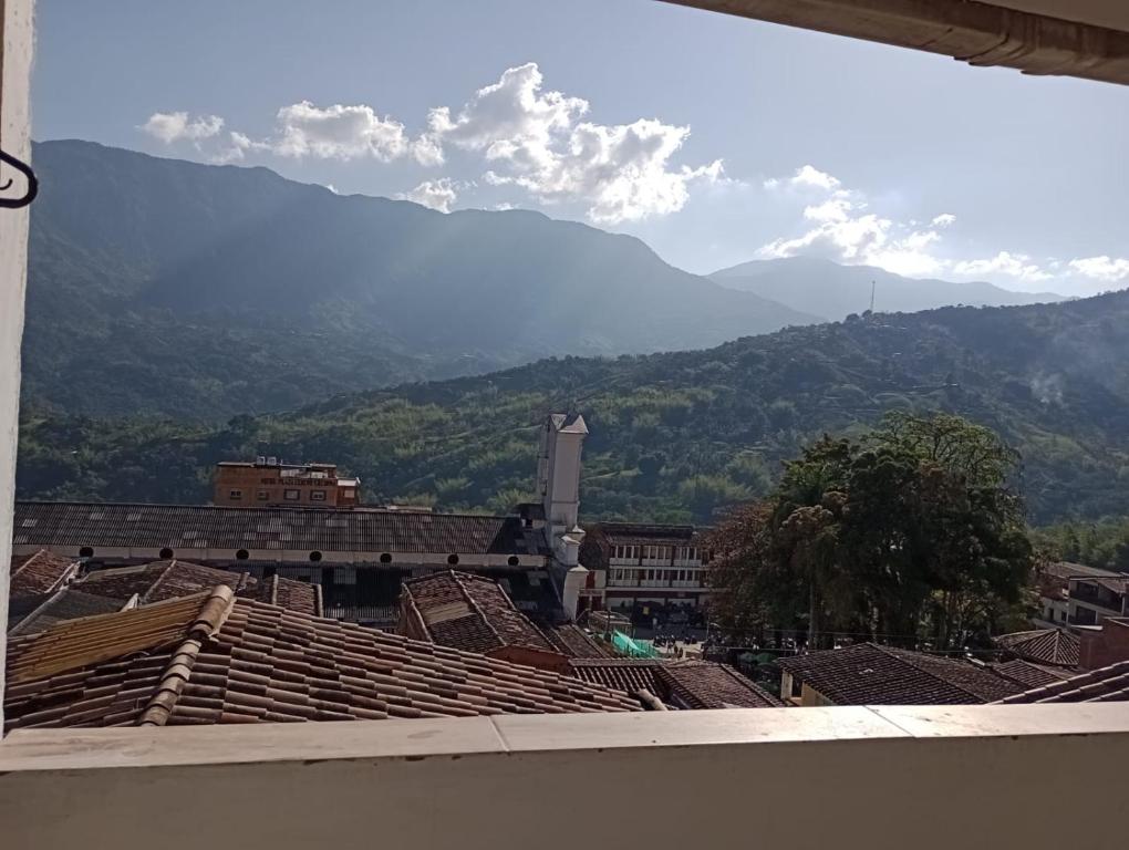 Blick auf eine Stadt mit Bergen im Hintergrund in der Unterkunft Casa 3 Cocorna in Cocorná