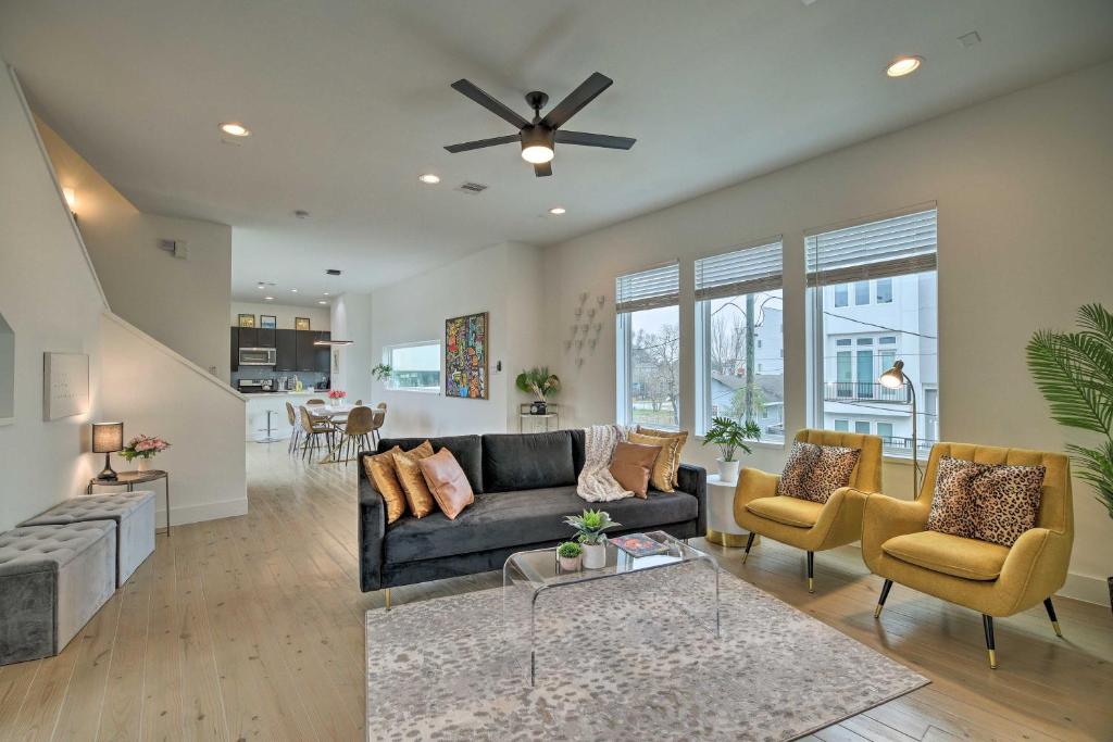 uma sala de estar com um sofá e uma ventoinha de tecto em Downtown Houston Townhome with Balcony and Yard! em Houston