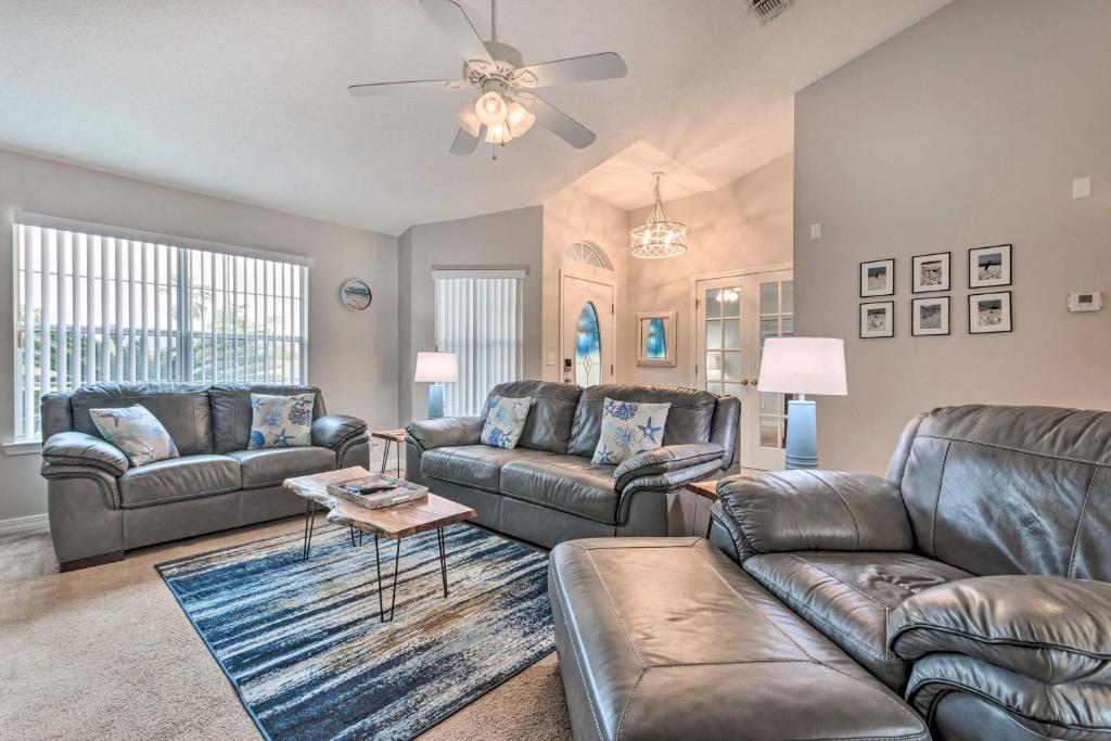 uma sala de estar com mobiliário de couro e uma ventoinha de tecto em Pensacola Home with Hot Tub 4 Miles to Beach! em Pensacola
