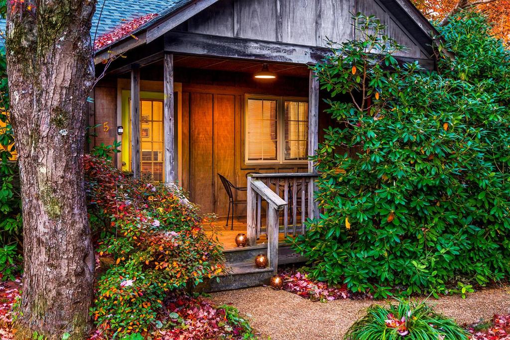 uma casa com uma porta de madeira e uma árvore em Love Ridge Mountain Lodging em Lyndhurst