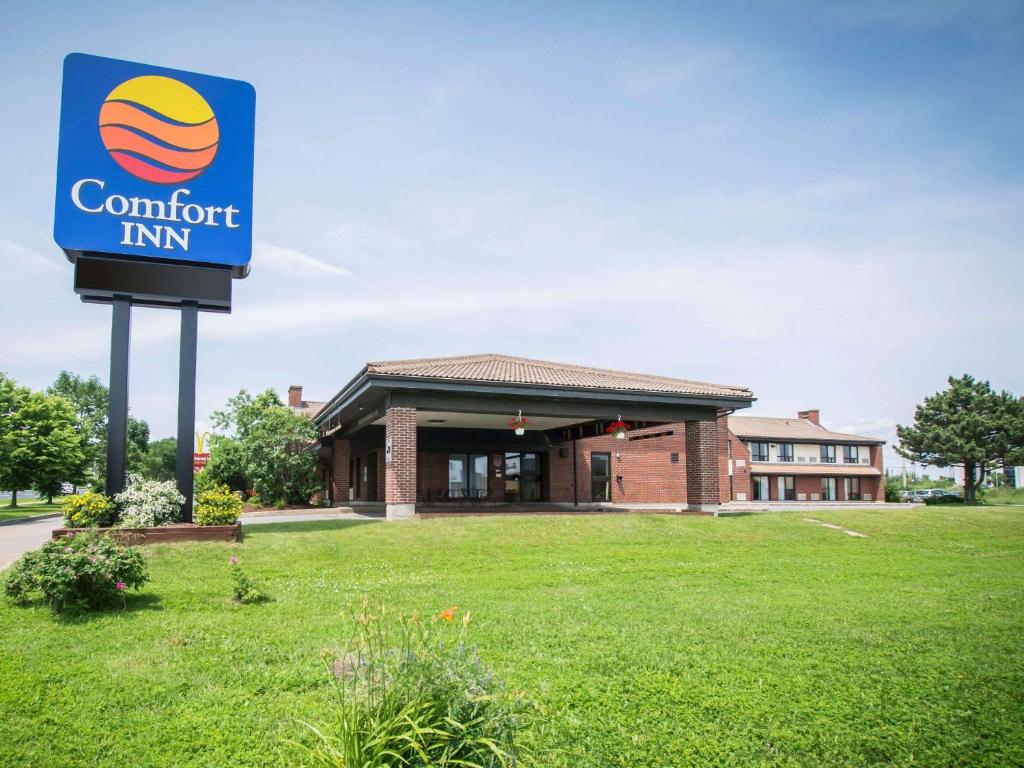 een zelfverzekerd herbergbord voor een gebouw bij Comfort Inn Airport East in Québec