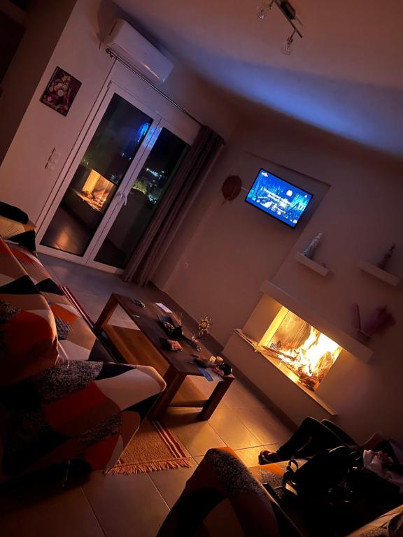 Televízia a/alebo spoločenská miestnosť v ubytovaní Katelia's Apartments