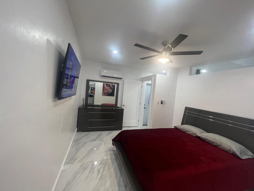 1 dormitorio con 1 cama y ventilador de techo en Villa San Carlos Park en Fort Myers