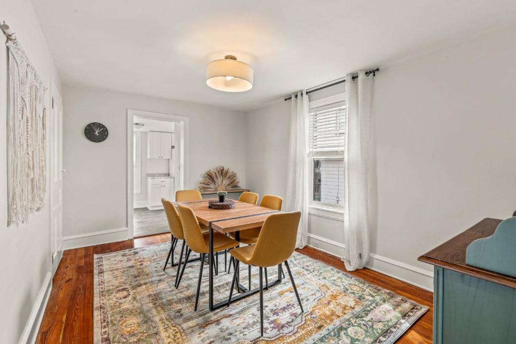 a dining room with a table and chairs at Family Friendly 2 Floor 2 BR Apt [Sunflower Stay] 